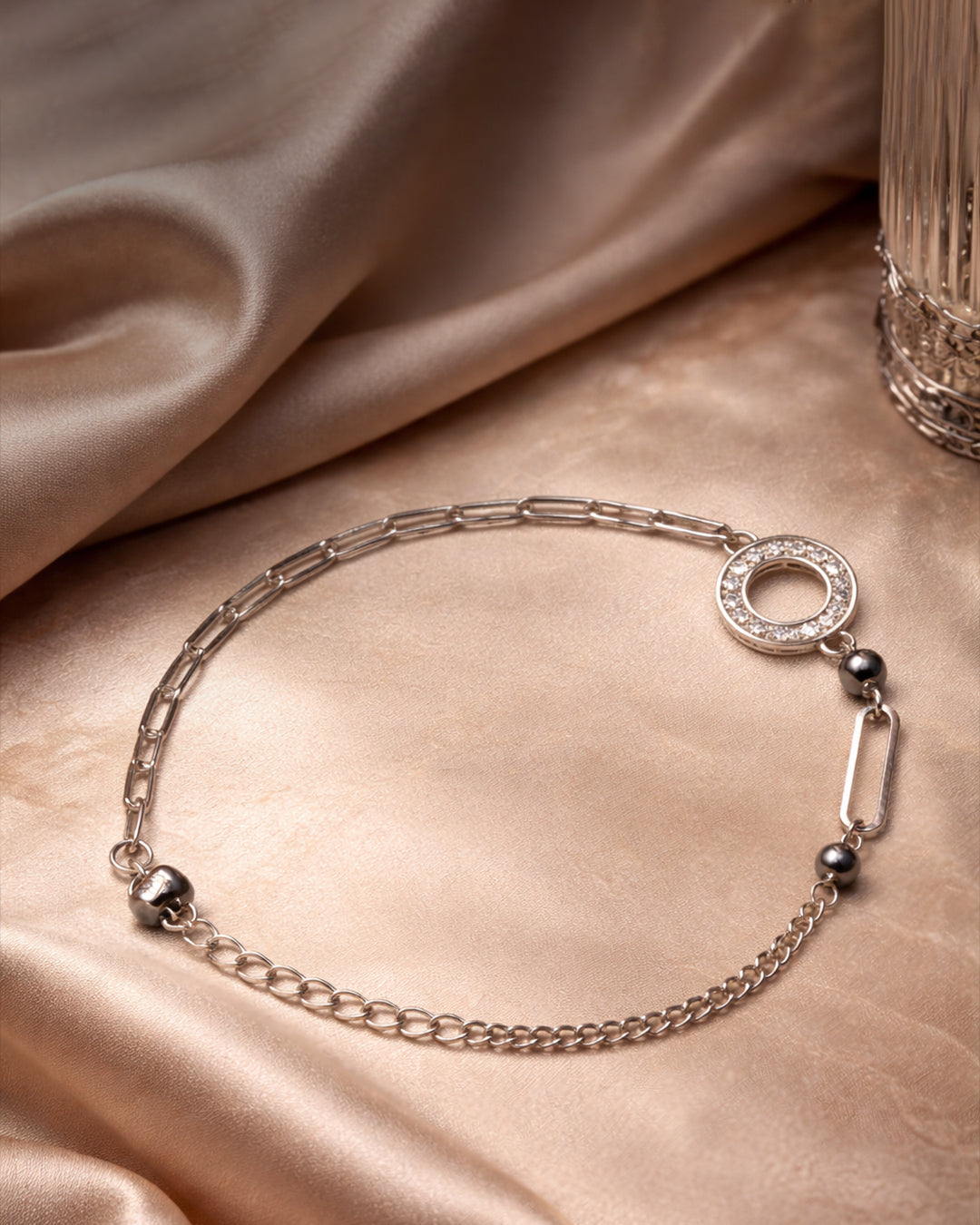 Original silver bracelet for ladies with modern mixed-link chain design